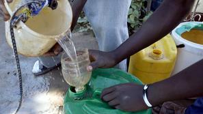 Kolera se širi prek okužene hrane in vode. (Foto: EPA)