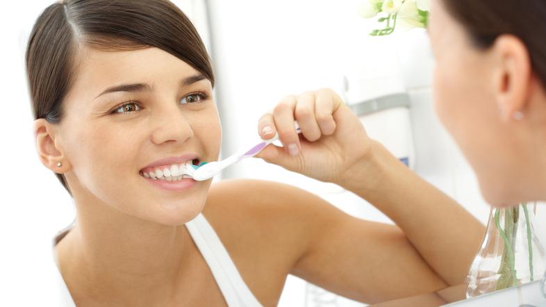 ščetkanje zobje umivanje zob