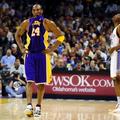 Kobe Bryant bo dres LA Lakers nosil še vsaj tri leta. (Foto: EPA)