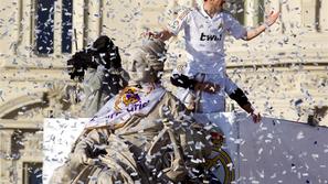 Casillas zastava šal Real Madrid naslov prvaki slavje Cibeles