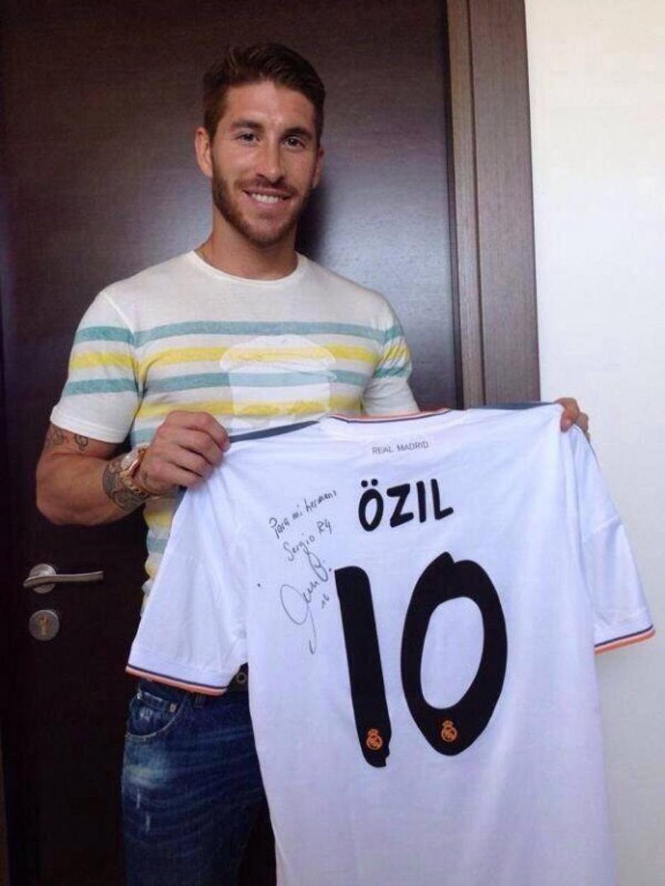 Ramos Özil dres Real Madrid Arsenal prestop darilo | Avtor: Reševalni pas/Twitter