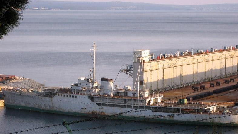 Nekoč ponos jugoslovanske mornarice je dolga leta rjavel v reški ladjedelnici.