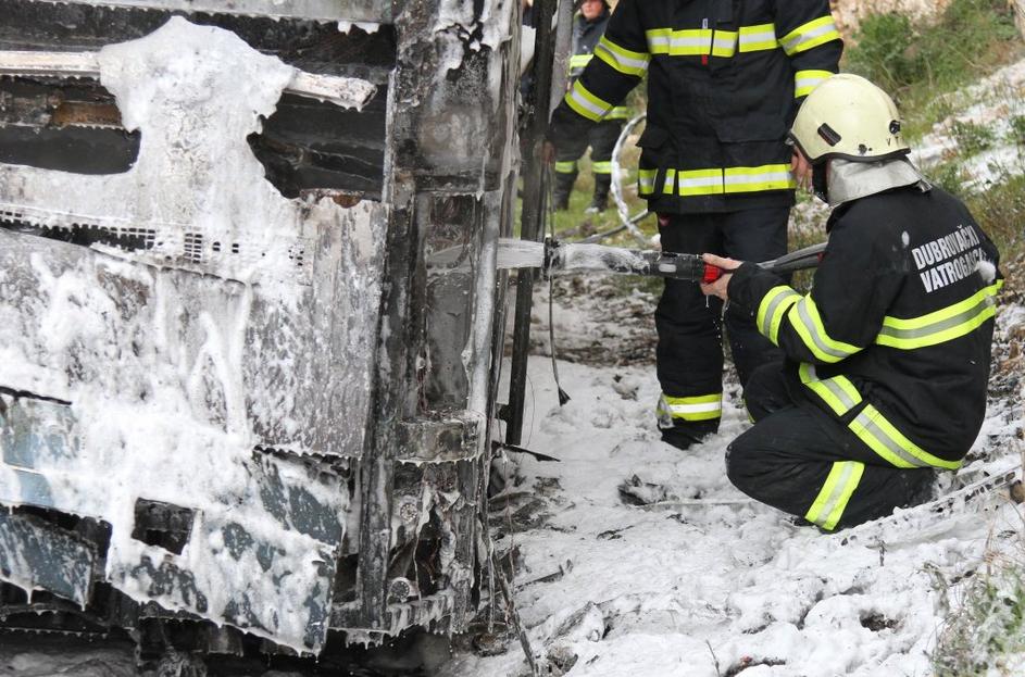 Pogoreli avtobus na Jadranski magistrali