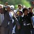 Nelson Mandela in žena Winnie po izpustitvi Nelsona iz zapora leta 1990.