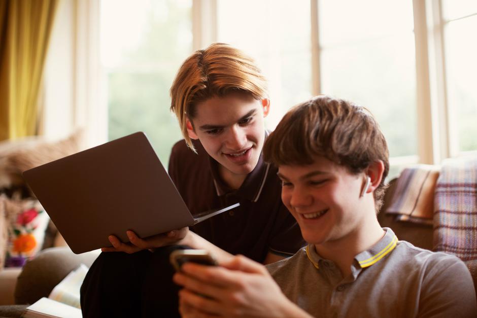 mladi šola družabna omrežja telefoni | Avtor: Profimedia
