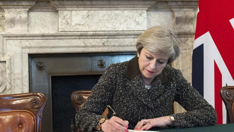 Theresa May podpisuje pismo o Brexitu
