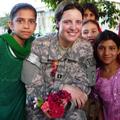 Jenna z otroci v Afganistanu (Foto: Dailymail)