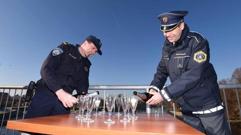 Hrvaški in slovenski policist nad Muro 