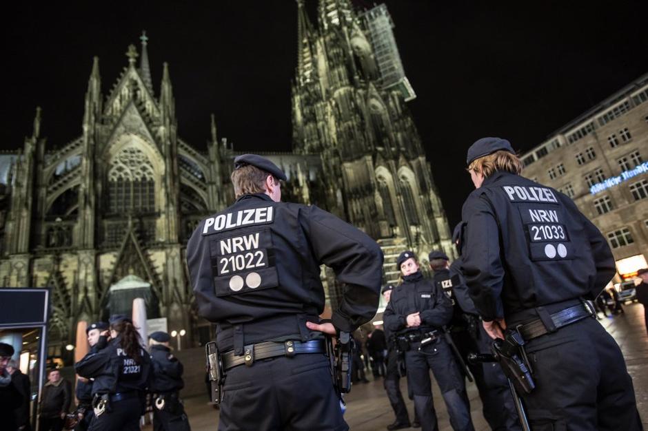 Policija v središču Kölna | Avtor: EPA