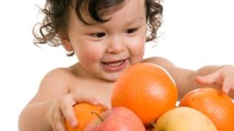 otrok sadje