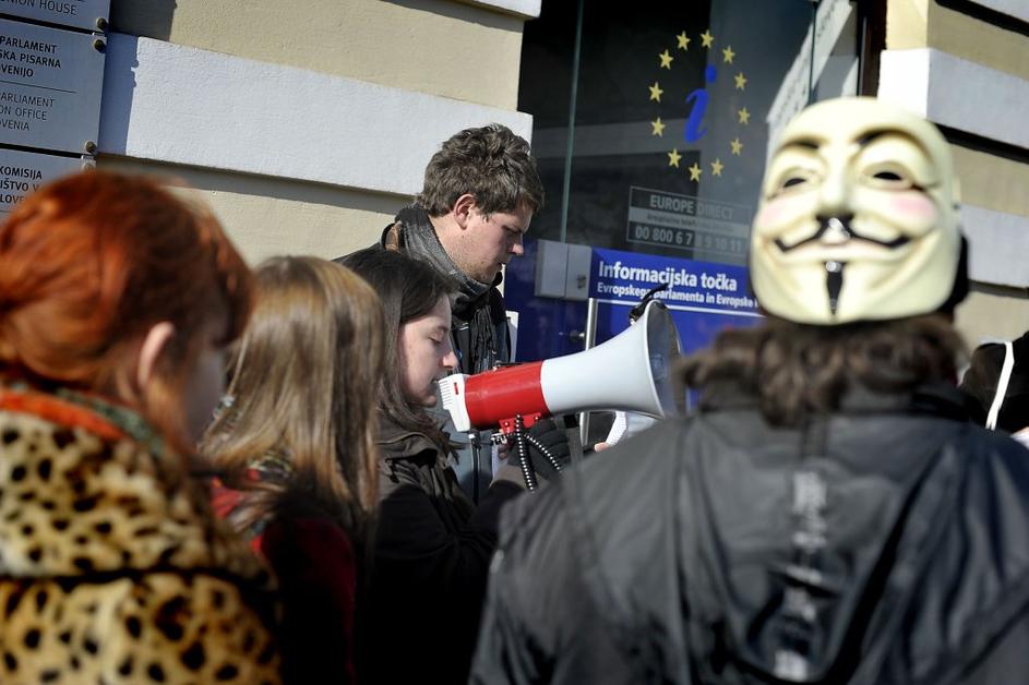 Protest proti Acti pred stavbo Evropske komisije v Ljubljani