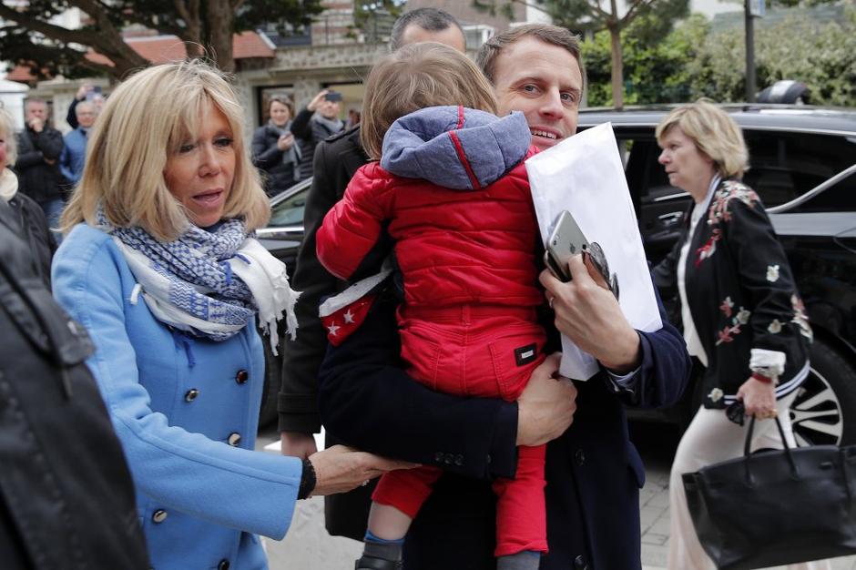 Emmanuel Macron z družino | Avtor: EPA