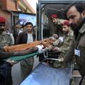 Ranjenim so na pomoč priskočili pripadniki pakistanske vojske. (Foto: Reuters)