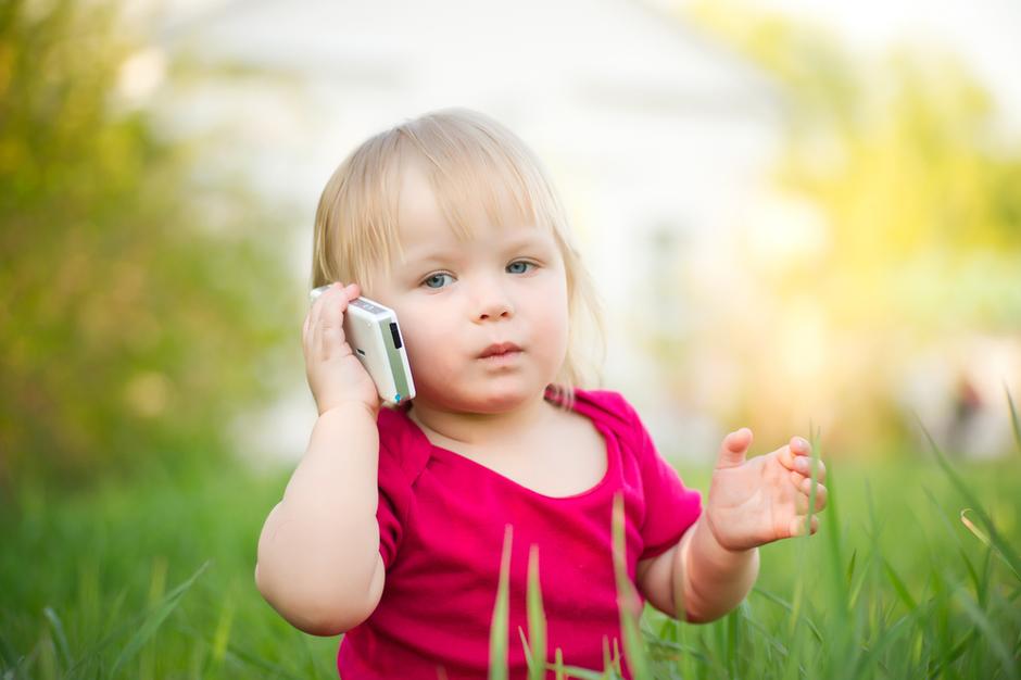 otrok telefon | Avtor: Shutterstock