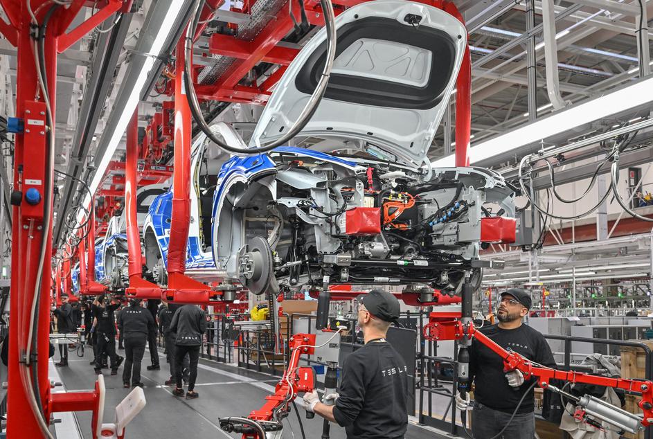 Električni avto  proizvodnja tovarna izdelava Tesla