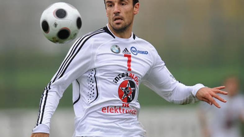 Aleksandar Rodić je slekel majico Interblocka.