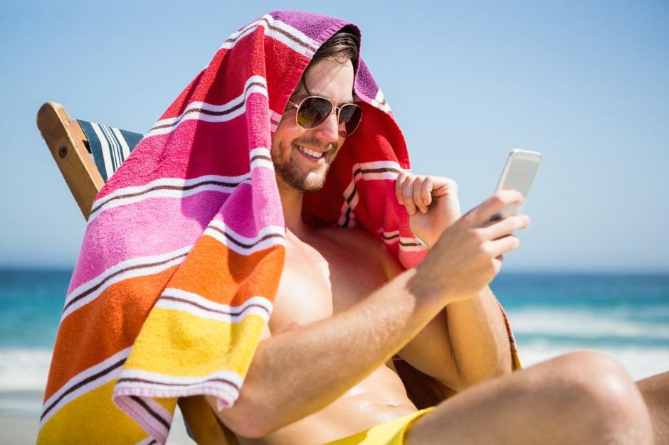 Uporaba mobitela na plaži | Avtor: Profimedias