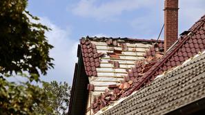 poškodbe neurja streha