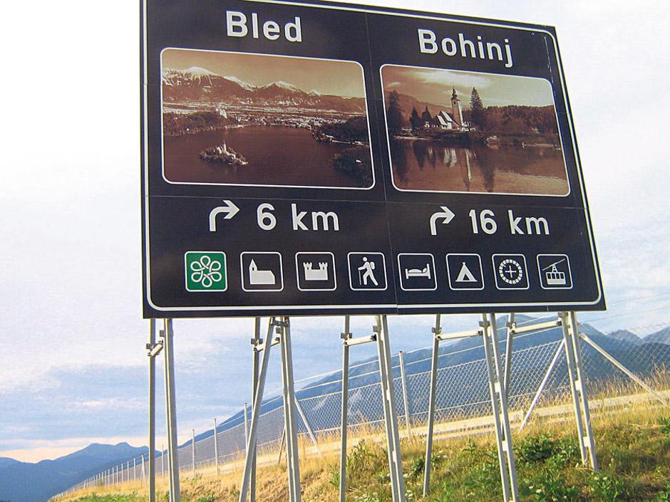 Tabli prikazujeta razdaljo do začetka Občine Bohinj oziroma varovanega območja n | Avtor: Žurnal24 main