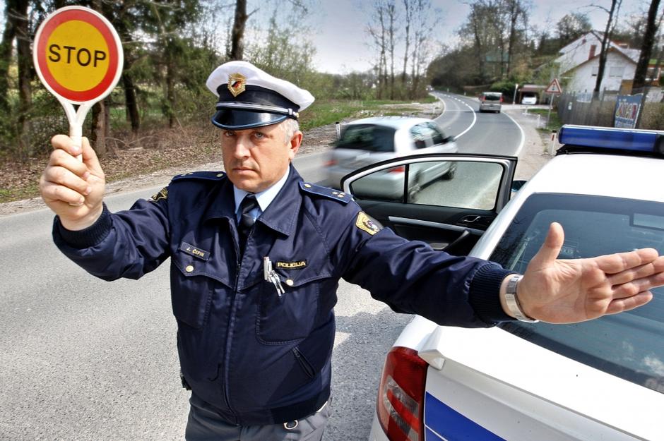 slovenija 15.04.2010 policist, policija, ustavljanje vozil, stop, loparcek, foto | Avtor: Boštjan Tacol