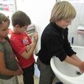 Najpomembnejši ukrep je temeljito umivanje rok. Fotografija je simbolična. (Foto