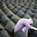 Žalujoča za žrtvami Srebrenice. (Foto: Reutersl)