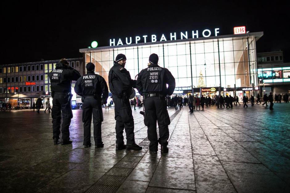 Policija v središču Kölna | Avtor: EPA
