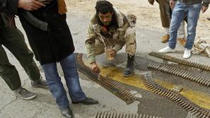 Oborožitev upornikov se ne more kosati z oborožitvijo Gadafijevih vojakov. (Foto