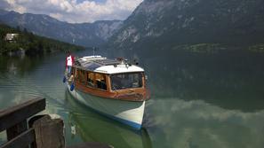 Ladja Bohinj lahko sprejme 52 potnikov, prevoz po Bohinjskem jezeru v eno smer p