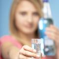 Mladina na maturantskih izletih z alkoholom rada pretirava. (Foto: Shutterstock)