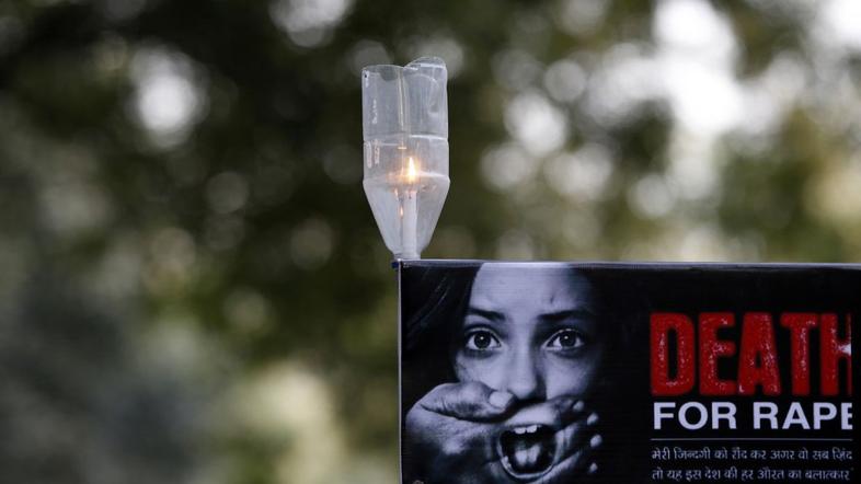 Protesti in svečke zaradi posilstva