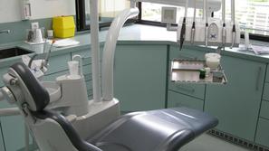V ZDL pravijo, da vodovodni sistem in zobozdravstvene stole vzdržujejo z rednim 