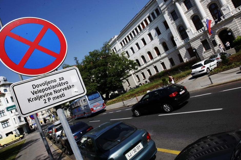 Znak pred norveškim veleposlaništvom na Tavčarjevi ulici v Ljubljani. | Avtor: Saša Despot