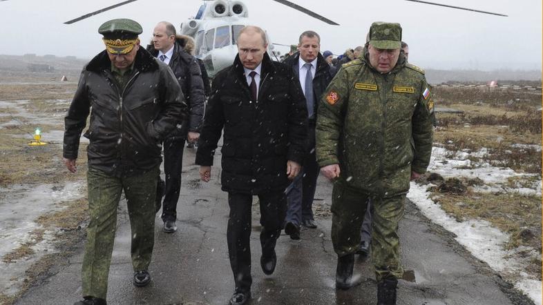 Putin z obrambnim ministrom na vojaških vajah