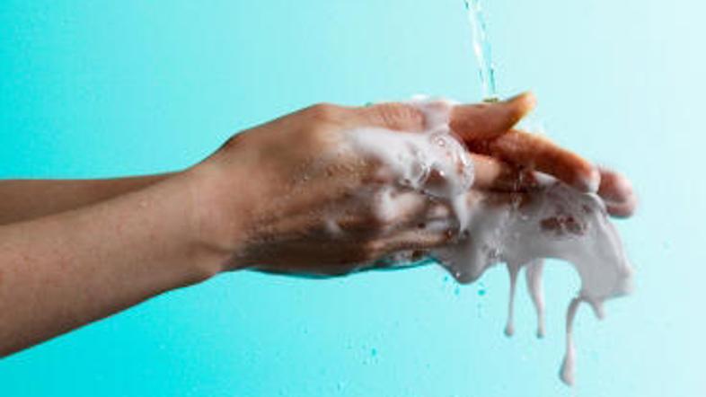 Na UKC prosijo, naj obiskovalci skrbijo tudi za povečano skrb za higieno rok. (F