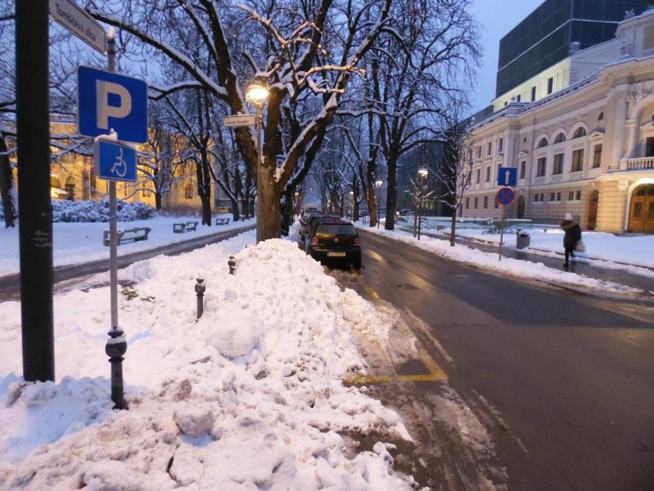 Sneg na parkirišču za invalide na Tomšičevi ulici v Ljubljani, dne 5. 1. 2016 | Avtor: Bralka