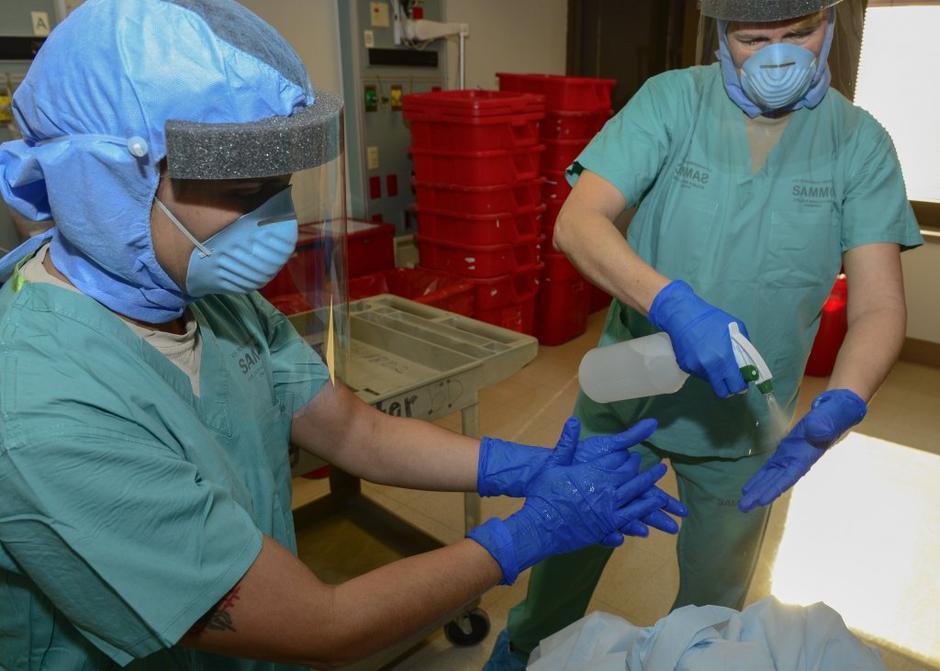 ebola, zdravniki, zaščitna maska | Avtor: EPA