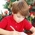 Otrok naj Božičku napiše posebno pismo. (Foto: Shutterstock)