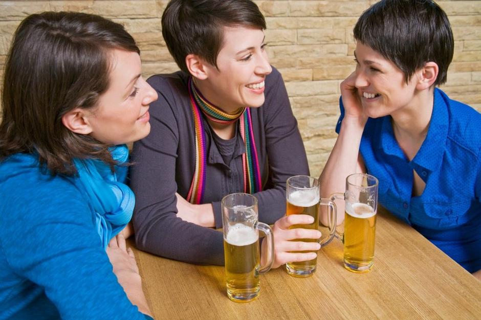 Pitje piva ženske | Avtor: Profimedias