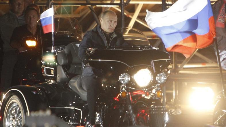 Vladimir Putin na motorju.
