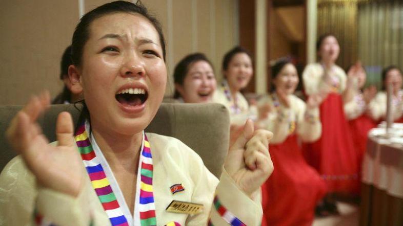 Navijanje severnokorejske natakarice v gostilni na kitajsko-korejski meji ni pom