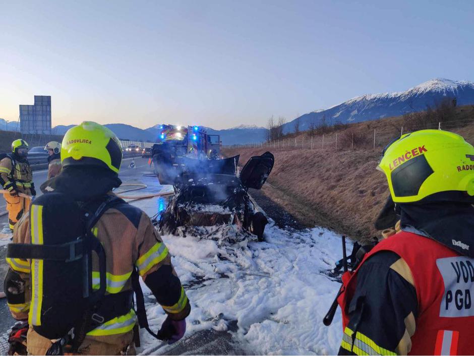 Gorenjski gasilci pogasili požar na vozilu BMW i8 | Avtor: GARS Kranj