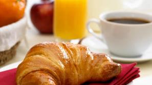 Veliko ljudi dan začne s kavico in rogljičkom, kar pa ni zdrav zajtrk.