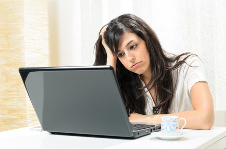 računalnik ženska prenosnik internet | Avtor: Shutterstock