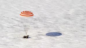 Varen pristanek Sojuza. Astronavti so se z Mednarodne vesoljske postaje na Zemlj