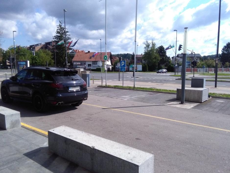 Nepravilno parkiranje | Avtor: zurnal24.si