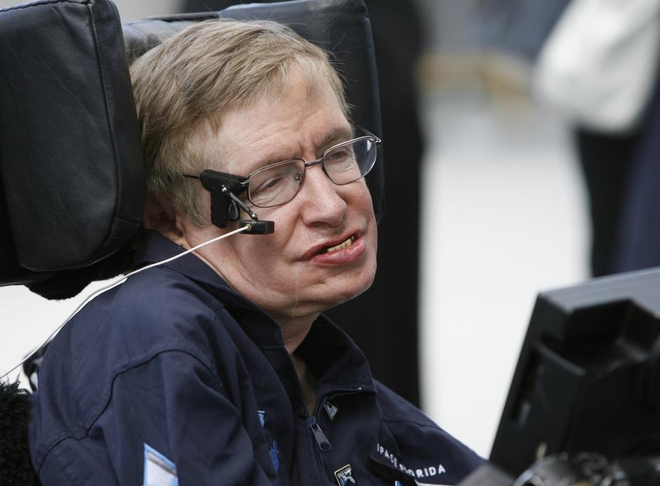 British cosmologist Stephen Hawking smiles as he answers questions about his up  | Avtor: © Charles W Luzier / Reuters