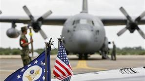 Ameriško vojaško letalo C-130, prvo v vrsti letal s humanitarno pomočjo, se odpr