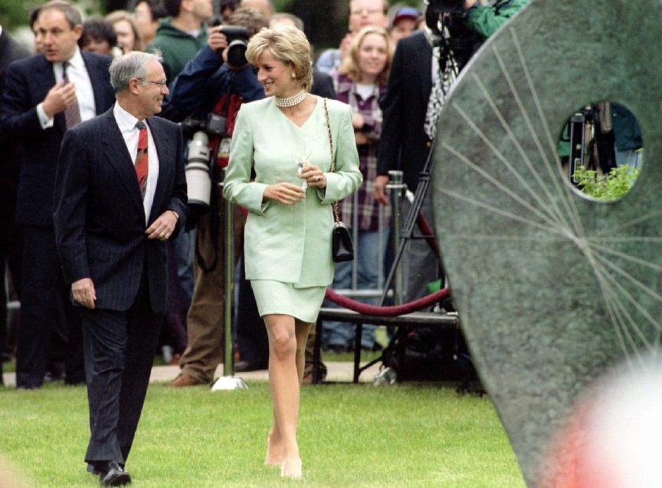 Princesa Diana na obisku v ZDA ob kipu Barbare Hepworth leta 1996. Umetnica je d | Avtor: Reuters