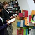 ljubljana 23.04.2010 punci ogledujeta knjige po ceni 3 evra, knjigarna konzorcij